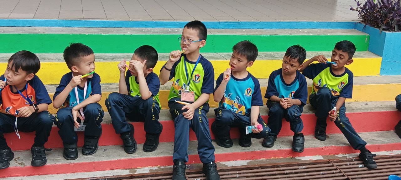 牙科护士示范正确的刷牙方式